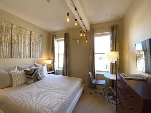 Independence Square 304, Stylish Hotel Room with Downtown Views & Great Location, Aspen (foto 6)