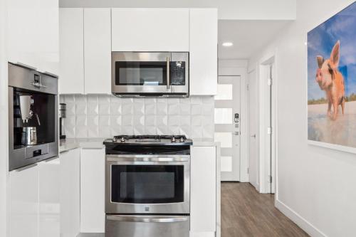 The Malibu 5 - No. 3 - Beachfront 1 Bd w pvt balcony parking beach access in Malibu, USA
