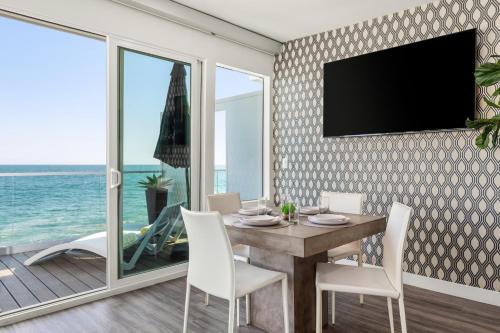 The Malibu 5 - No. 3 - Beachfront 1 Bd w pvt balcony parking beach access in Malibu, USA