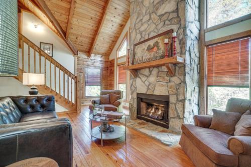 Spacious Log Cabin in Helen with Deck and Pool Access! in Helen, Vereinigte Staaten von Amerika
