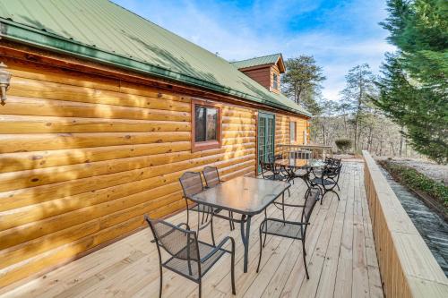 Spacious Log Cabin in Helen with Deck and Pool Access! in Helen, USA