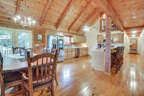 Spacious Log Cabin in Helen with Deck and Pool Access! in Helen, USA