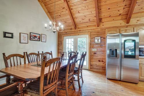 Spacious Log Cabin in Helen with Deck and Pool Access! in Helen, USA
