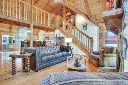 Spacious Log Cabin in Helen with Deck and Pool Access! in Helen, USA