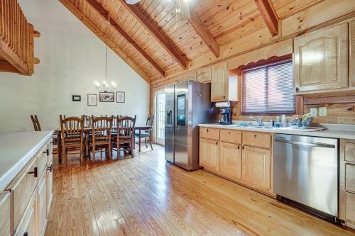 Spacious Log Cabin in Helen with Deck and Pool Access! in Helen, USA