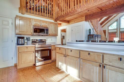 Spacious Log Cabin in Helen with Deck and Pool Access! in Helen, USA