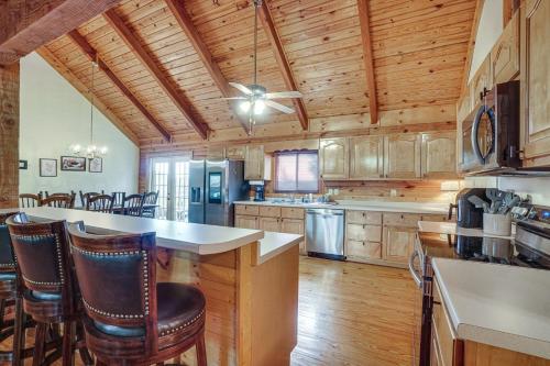 Spacious Log Cabin in Helen with Deck and Pool Access! in Helen, USA
