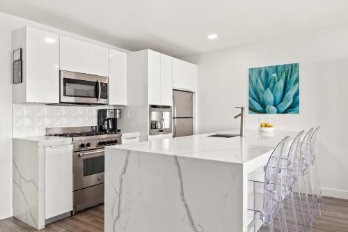 The Malibu 5 - Buyout - 5 Beachfront units w pvt balcony parking beach access in Malibu, USA