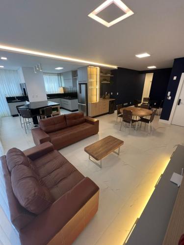 APARTAMENTO FINAMENTE MOBILIADO NA QUADRA MAR!