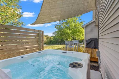 The Luxe/ Hot Tub/ On Bright Leaf Golf Course in Harrodsburg (Kentucky)