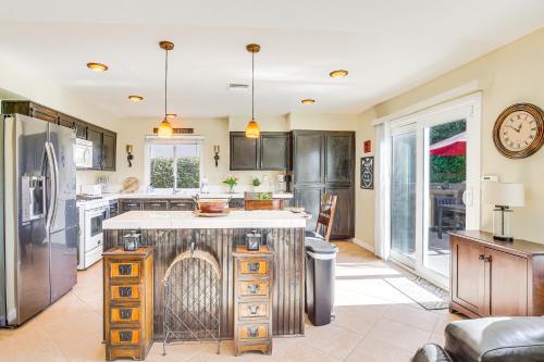 Chic Indio Retreat with Private Pool, Hot Tub and Bar in Indio, USA