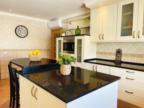 Kitchen, Villa Malia Algarve in Monte Canelas