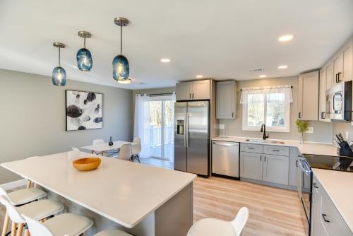 Pet-Friendly South Kingstown Home 5 Mi to Beach! in South Kingstown, USA