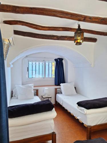 3 twin beds
