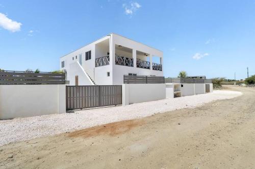 Villa Kiwi 3 min to the Beach with Private Magnesium Pool & Dive Rinse Tank Villa Kiwi 3 min to the Beach with Private Magnesium Pool & Dive Rinse Tank