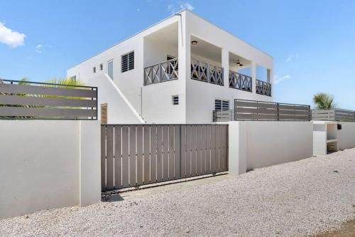 Villa Kiwi 3 min to the Beach with Private Magnesium Pool & Dive Rinse Tank Villa Kiwi 3 min to the Beach with Private Magnesium Pool & Dive Rinse Tank