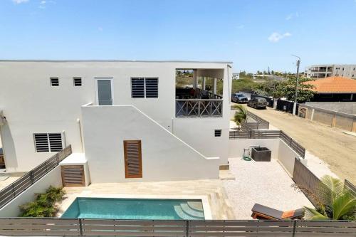 Villa Kiwi 3 min to the Beach with Private Magnesium Pool & Dive Rinse Tank Villa Kiwi 3 min to the Beach with Private Magnesium Pool & Dive Rinse Tank