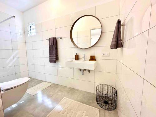 Villa Kiwi 3 min to the Beach with Private Magnesium Pool & Dive Rinse Tank Villa Kiwi 3 min to the Beach with Private Magnesium Pool & Dive Rinse Tank