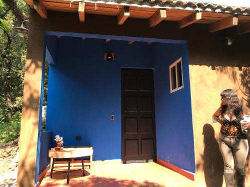 Bejárat, La Cabaña Amarilla al fondo del bosque de Tepoztlán (La Cabana Amarilla al fondo del bosque de Tepoztlan) in San Pedro