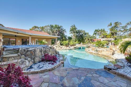 Spacious Villa in Coral Springs with Pool and Hot Tub!