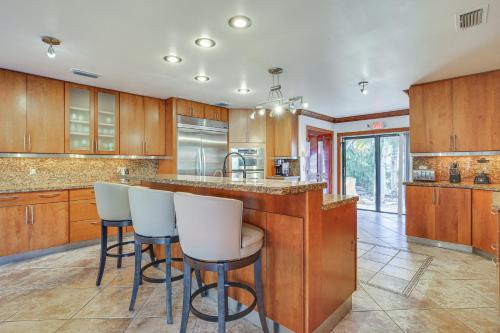 Spacious Villa in Coral Springs with Pool and Hot Tub!