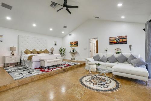 Pool and Hot Tub Spacious Villa in Coral Springs! in คอรัล สปริงส์ (FL)