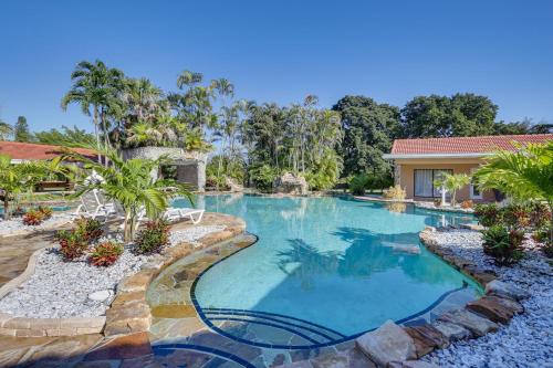 Spacious Villa in Coral Springs with Pool and Hot Tub!