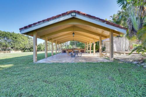 Spacious Villa in Coral Springs with Pool and Hot Tub!