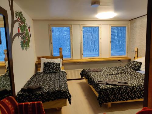 3 twin beds