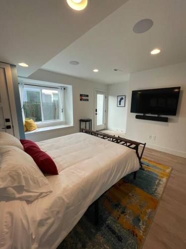 Private, cozy, suite by Mile High Stadium and Downtown Denver! in Denver, USA