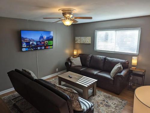 Sleeps 17 4 baths two kitchens outdoor living in Knoxville, USA