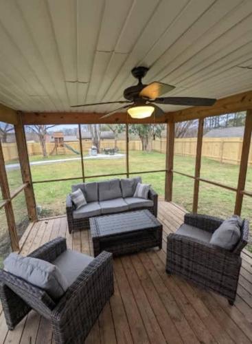 Sleeps 17 4 baths two kitchens outdoor living in Knoxville, USA