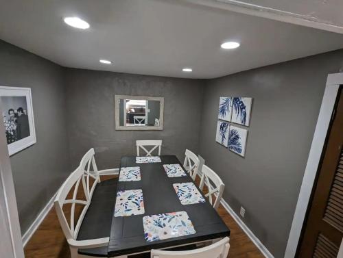 Sleeps 17 4 baths two kitchens outdoor living in Knoxville, USA