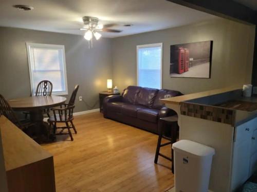 Sleeps 17 4 baths two kitchens outdoor living in Knoxville, USA