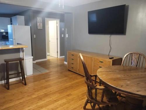 Sleeps 17 4 baths two kitchens outdoor living in Knoxville, USA