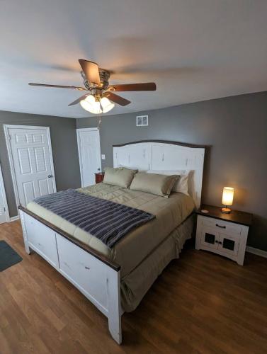 Sleeps 17 4 baths two kitchens outdoor living in Knoxville, USA
