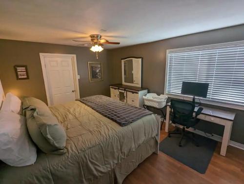 Sleeps 17 4 baths two kitchens outdoor living in Knoxville, USA