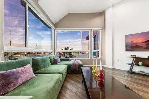 Skyline Oasis: Luxe 3-Floor Waterfront Penthouse in Los Angeles, USA