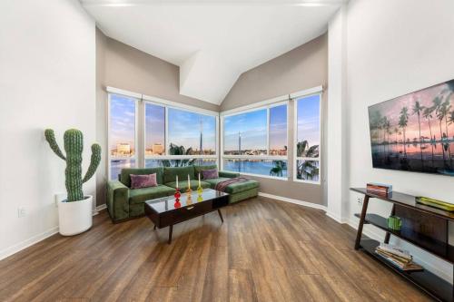 Skyline Oasis: Luxe 3-Floor Waterfront Penthouse in Los Angeles, USA