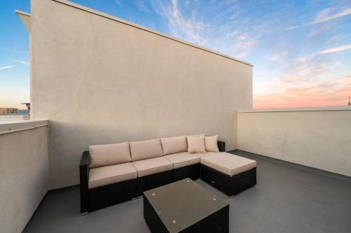 Skyline Oasis: Luxe 3-Floor Waterfront Penthouse in Los Angeles, USA