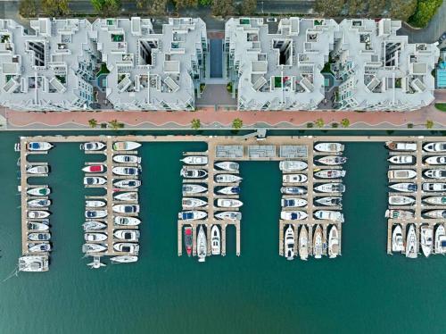 Skyline Oasis: Luxe 3-Floor Waterfront Penthouse in Los Angeles, USA