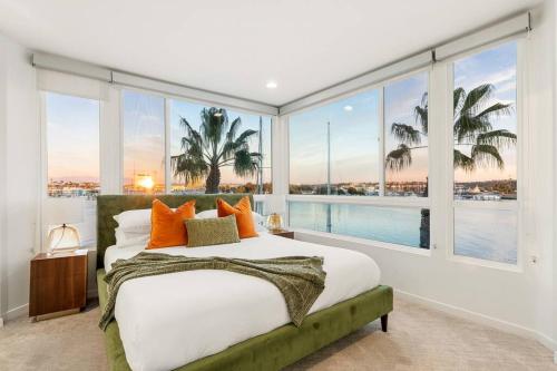 Skyline Oasis: Luxe 3-Floor Waterfront Penthouse in Los Angeles, USA