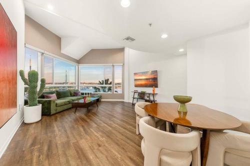 Skyline Oasis: Luxe 3-Floor Waterfront Penthouse in Los Angeles, USA