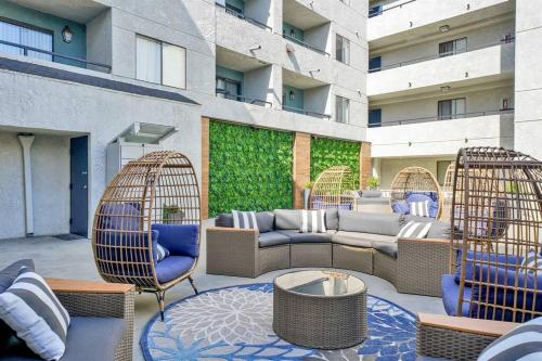 King Bed, Self-Checkin, Garage, WiFi - Your Dream Stay Near Disneyland! in Santa Ana, USA