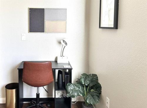 King Bed, Self-Checkin, Garage, WiFi - Your Dream Stay Near Disneyland! in Santa Ana, USA