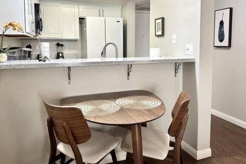 King Bed, Self-Checkin, Garage, WiFi - Your Dream Stay Near Disneyland! in Santa Ana, USA