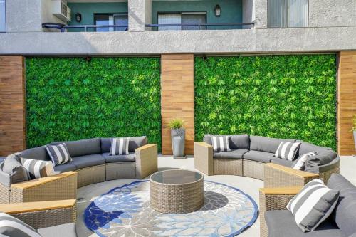 King Bed, Self-Checkin, Garage, WiFi - Your Dream Stay Near Disneyland! in Santa Ana, USA