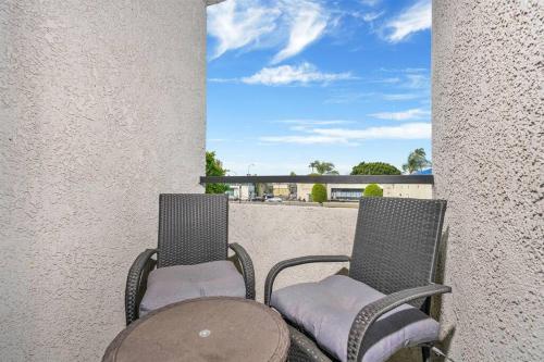King Bed, Self-Checkin, Garage, WiFi - Your Dream Stay Near Disneyland! in Santa Ana, USA