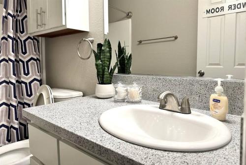 King Bed, Self-Checkin, Garage, WiFi - Your Dream Stay Near Disneyland! in Santa Ana, USA