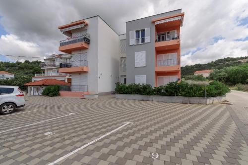 Family friendly apartments with a swimming pool Poljica, Trogir - 22079 - Location saisonnière - Poljica